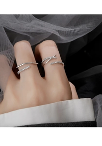 Detail van s925 zilveren ringen met kristallen op modelhand voor een moderne sieradenlook