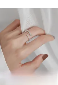 Macro-detail van een minimalistische S925 zilveren ring met fonkelende zirkonia stenen