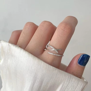 Minimalistische S925 zilveren kruisring met zirkonia voor een moderne uitstraling
