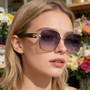 Détail de lunettes de soleil carrées polarisées avec verres dégradés violets