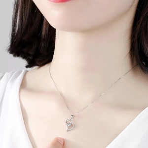 Elegante collana con ciondolo a cuore in zircone e micro-diamanti indossata da una modella