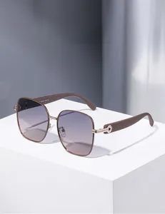 Détail des lunettes de soleil carrées polarisées avec verres dégradés rose-brun et or