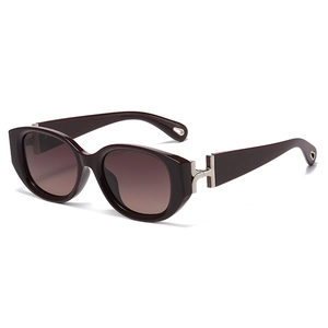 Fashionable cat-eye polarized sunglasses for women with dark frame and gradient lenses
