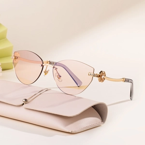 Lunettes de soleil œil de chat sans monture avec branches trèfle en diamant