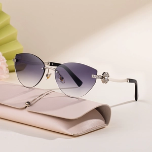 Lunettes de soleil œil de chat sans monture avec verres dégradés violets et strass