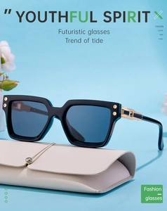 Détail de lunettes de soleil polarisées avec verres bleus et charnières métalliques