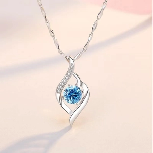 Elegante S925 Silber Cupid Pfeil Halskette mit blauem Edelstein und Micro-Pavé-Kristallen