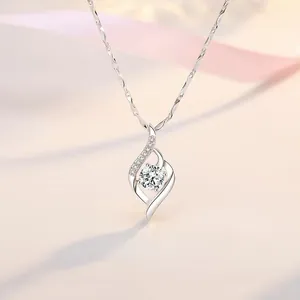 Makroaufnahme von Cupidos Pfeil-Anhänger aus Silber mit Zirkonia in rosa Geschenkdekor