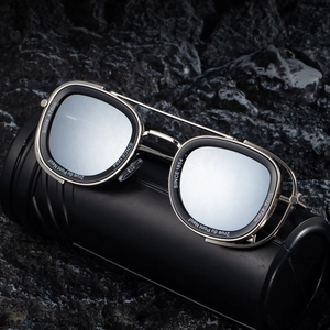 Retro oval sunglasses with silver metal frame and reflective silver mirrored lenses