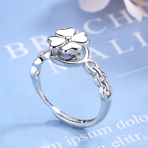 Rotating four-leaf clover ring with chain-textured band and adjustable open design