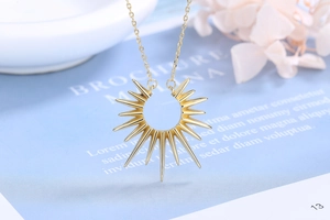 Detailansicht des Sonnenanhängers mit strahlenden Strahlen an einer 18K Goldkette