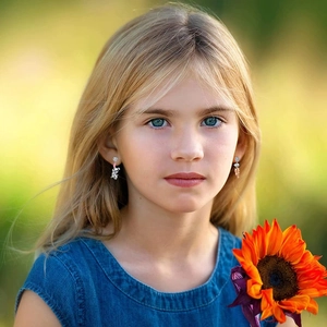 Orecchini a forma di coniglio e carota per bambine indossati da modella all'aperto
