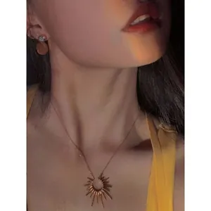 Minimalistische 18K vergoldete Sonnen-Halskette und Ohrringe an einem Modell