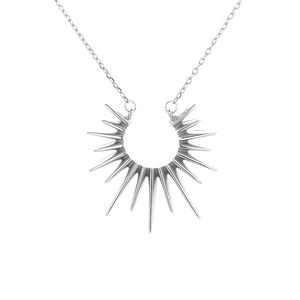 Silberne Sonnenanhänger-Halskette mit strahlendem Sonnenstrahl auf feiner Kette
