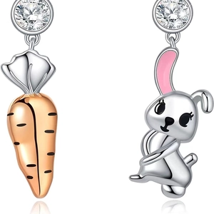 Orecchini asimmetrici a forma di carota e coniglio con zirconi tondi scintillanti