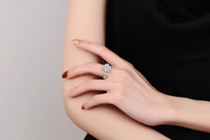 Detail of adjustable silver rotating ring with sparkling clover zircon stones on hand