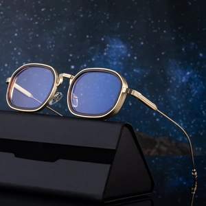 Retro-Sonnenbrille mit quadratischem Goldrahmen und blauen Gläsern auf einem Lederetui
