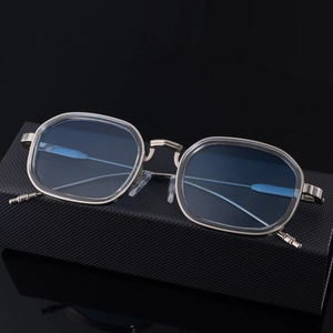 Herren Sonnenbrille mit quadratischem Metallrahmen und blauen Gläsern auf schwarzem Etui