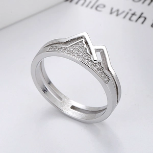 Mountain-inspired 925 silver ring with sparkling pavé crystals in a minimalist 45-degree view