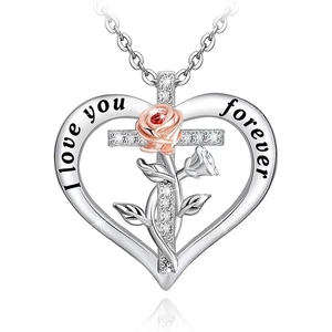 Détail du collier coeur avec gravure I love you forever avec croix et rose