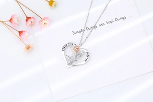 Vue macro collier cœur avec rose or rose et gravure I love you forever