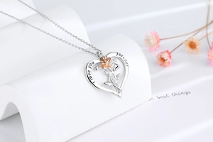 Détail du collier cœur avec pendentif rose croix et gravure I love you forever