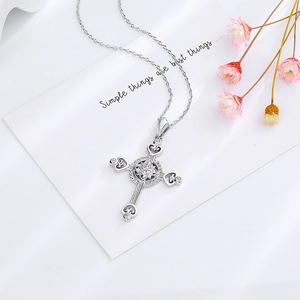 Gotische Herz-Kreuz-Halskette in Silber mit Zirkonia auf einer minimalistischen Karte