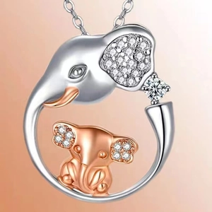 Collana con ciondolo elefante madre argento e piccolo oro rosa con zirconi brillanti