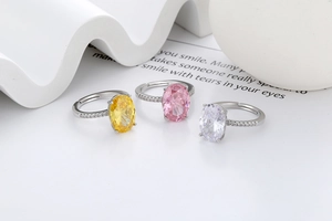 Vue détaillée de trois bagues ovales en jaune, rose et clair avec anneau serti micro-pavé