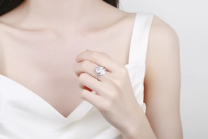 Vue macro d'une bague en moissanite taille ovale avec sertissage micro-pavé sur le côté