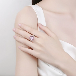 Bague avec diamant rose de coupe ovale et pavé de cristaux sur la main