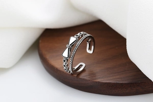Gros plan sur la bague nœud en argent vintage avec zircons et anneau ajustable