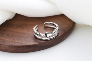 Vue macro détaillée de la bague double couche nœud en argent vintage et textures pavées