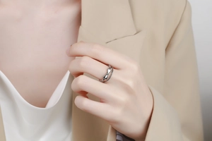 Détail de la bague nœud double épaisseur en finition argent 925 sur le doigt