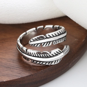 Retro feather open ring for men and women with carved texture and silver finish