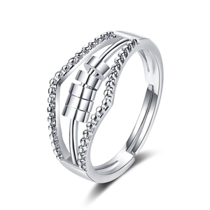 Détail d'une bague anti-stress en argent avec quatre billes rotatives et anneau ajustable