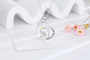Détail du collier cœur en argent S925 avec pendentif licorne et gravure I Love You Forever