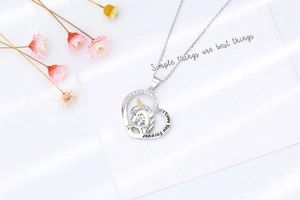 Détail du collier licorne en cœur avec diamants blancs et gravure I Love You Forever