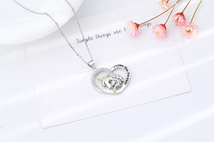 Détail du pendentif licorne cœur en argent avec gravure I Love You Forever sur carte