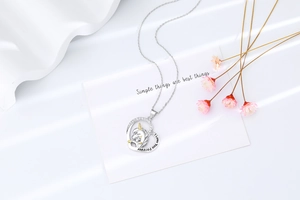 Gros plan du collier licorne coeur en argent avec diamants et gravure I Love You Forever