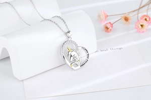 Détail macro du collier licorne en cœur avec gravure S925 et cristaux incrustés