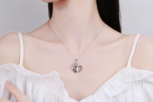 Détail du collier coeur avec gravure Love You Forever et zircon étincelant