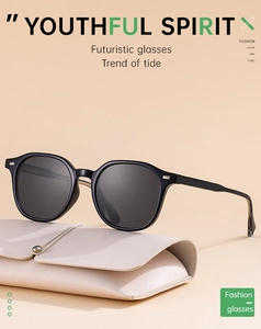 Détail de lunettes de soleil vintage avec rivets argentés et pochette en cuir beige