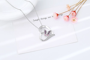 Détail du pendentif cœur papillon avec émail violet dégradé et pierres étincelantes