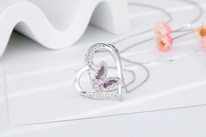 Vue macro du pendentif cœur argent avec papillon émaillé violet et zircons blancs