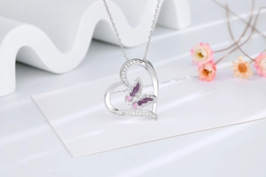 Détail du pendentif cœur papillon en émail violet et cristaux brillants sur chaîne