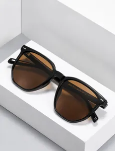 Detailansicht der polarisierten quadratischen Sonnenbrille mit Cat.3-Gläsern und Gravur