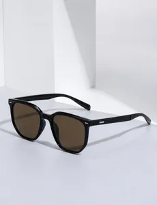 Details einer schwarzen quadratischen Sonnenbrille mit braunen polarisierten Gläsern