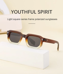 Détail de lunettes de soleil polarisées carrées avec monture écaille et accents métalliques en T