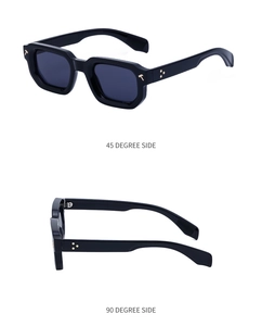 Détail de lunettes de soleil carrées noires avec décorations dorées sous deux angles